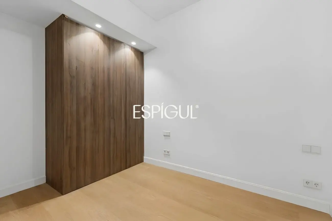 Piso en venta reformado con 3 balcones en Malasaña, Centro