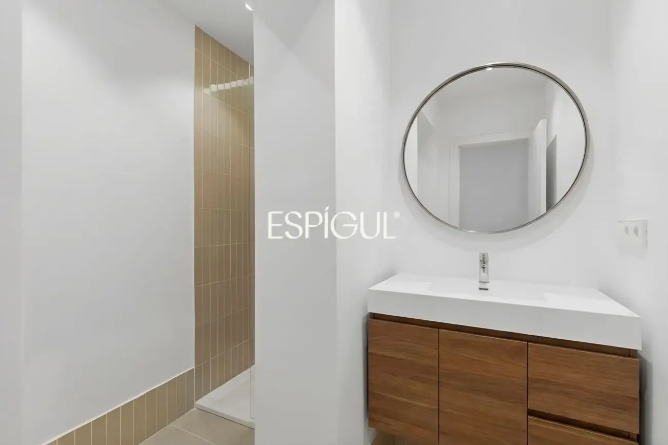 Piso en venta reformado con 3 balcones en Malasaña, Centro
