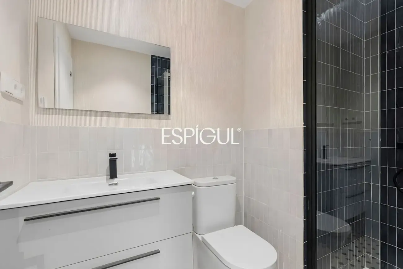 Piso en venta reformado con 3 balcones en Malasaña, Centro