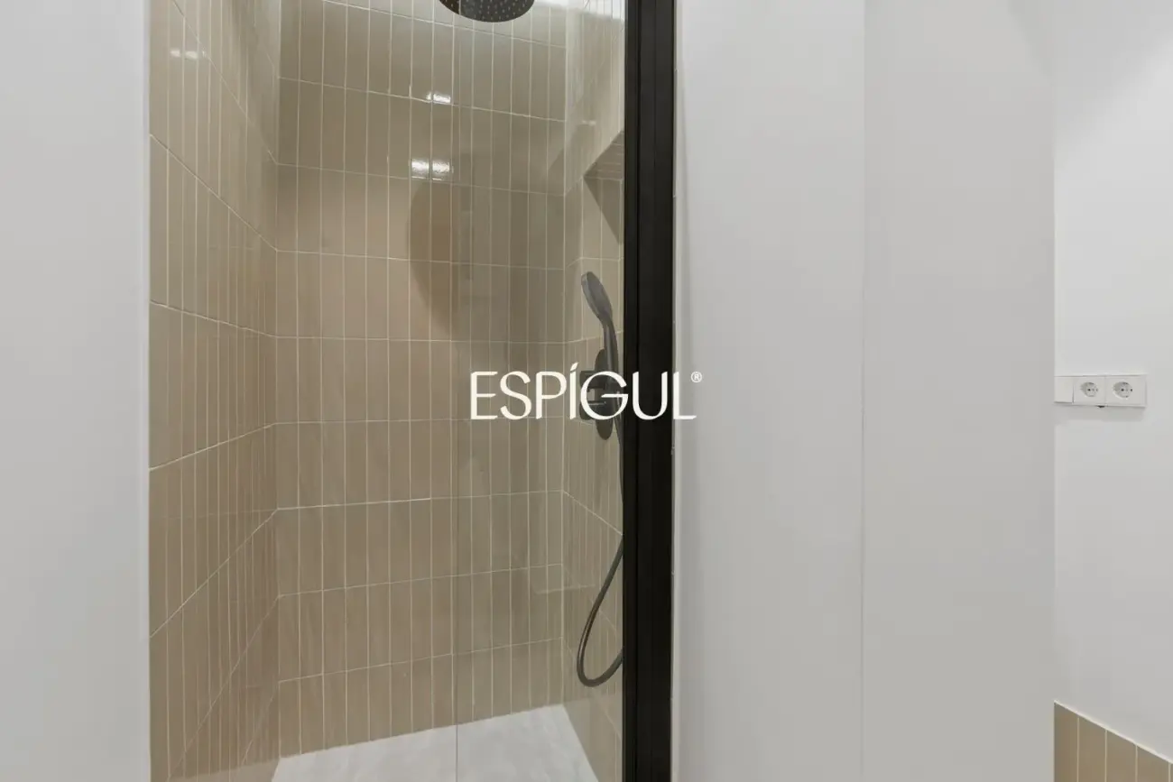 Piso en venta reformado con 3 balcones en Malasaña, Centro
