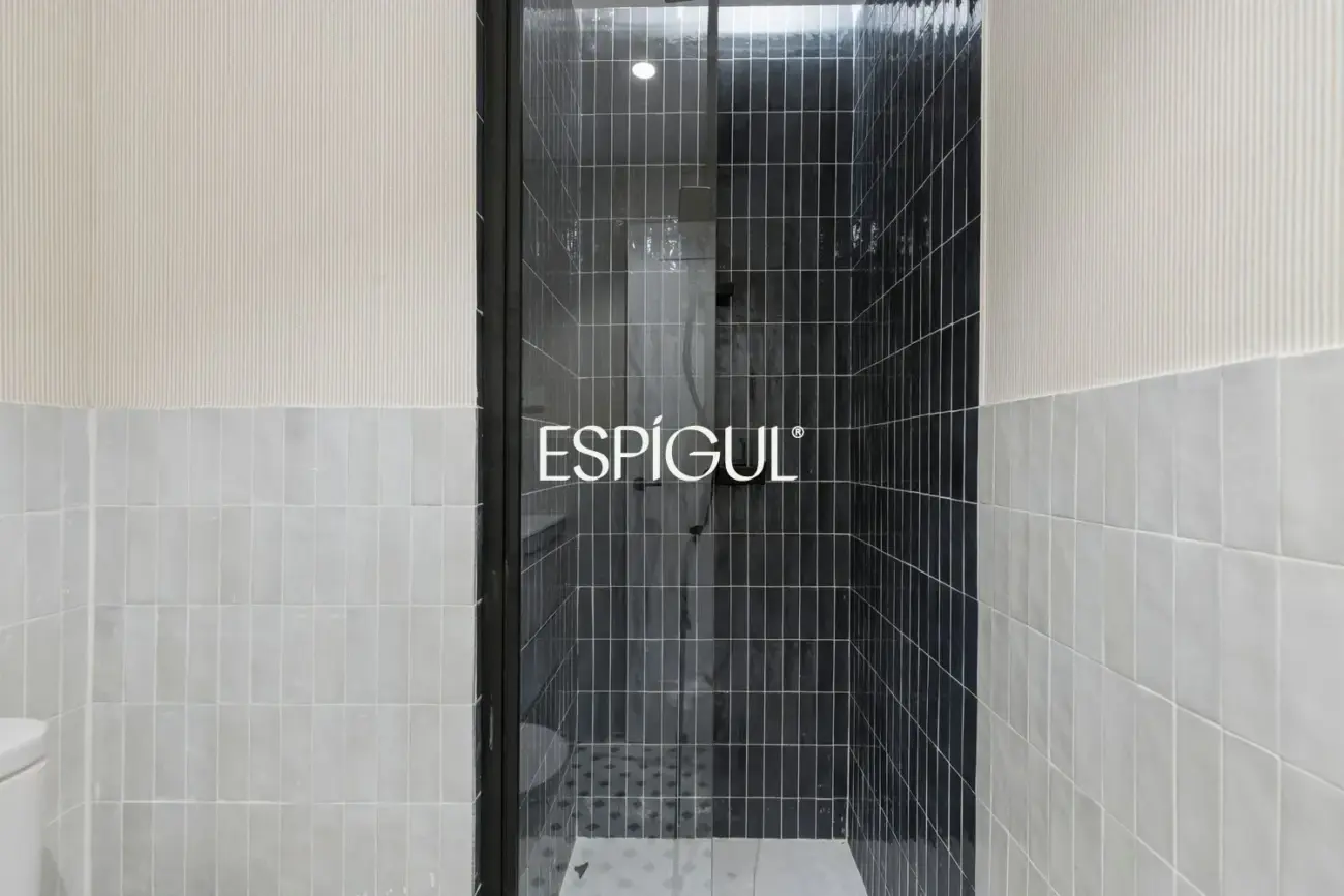Piso en venta reformado con 3 balcones en Malasaña, Centro