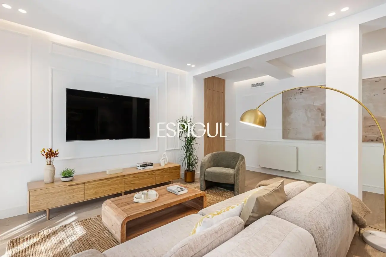 Fully renovated apartment for sale in Cuatro Caminos, Tetuán