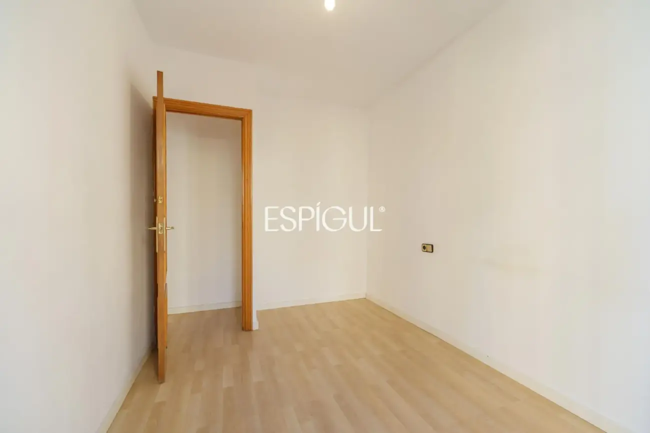 Piso luminoso en venta en Sants