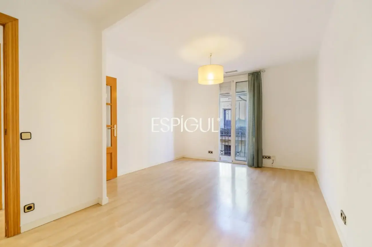Piso luminoso en venta en Sants