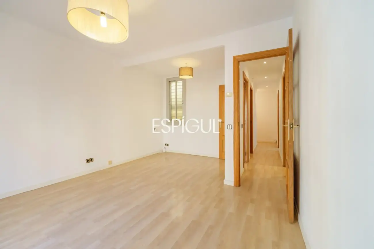 Piso luminoso en venta en Sants