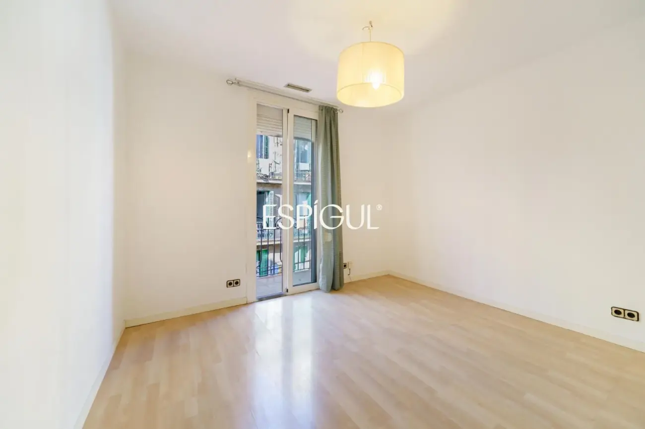 Piso luminoso en venta en Sants