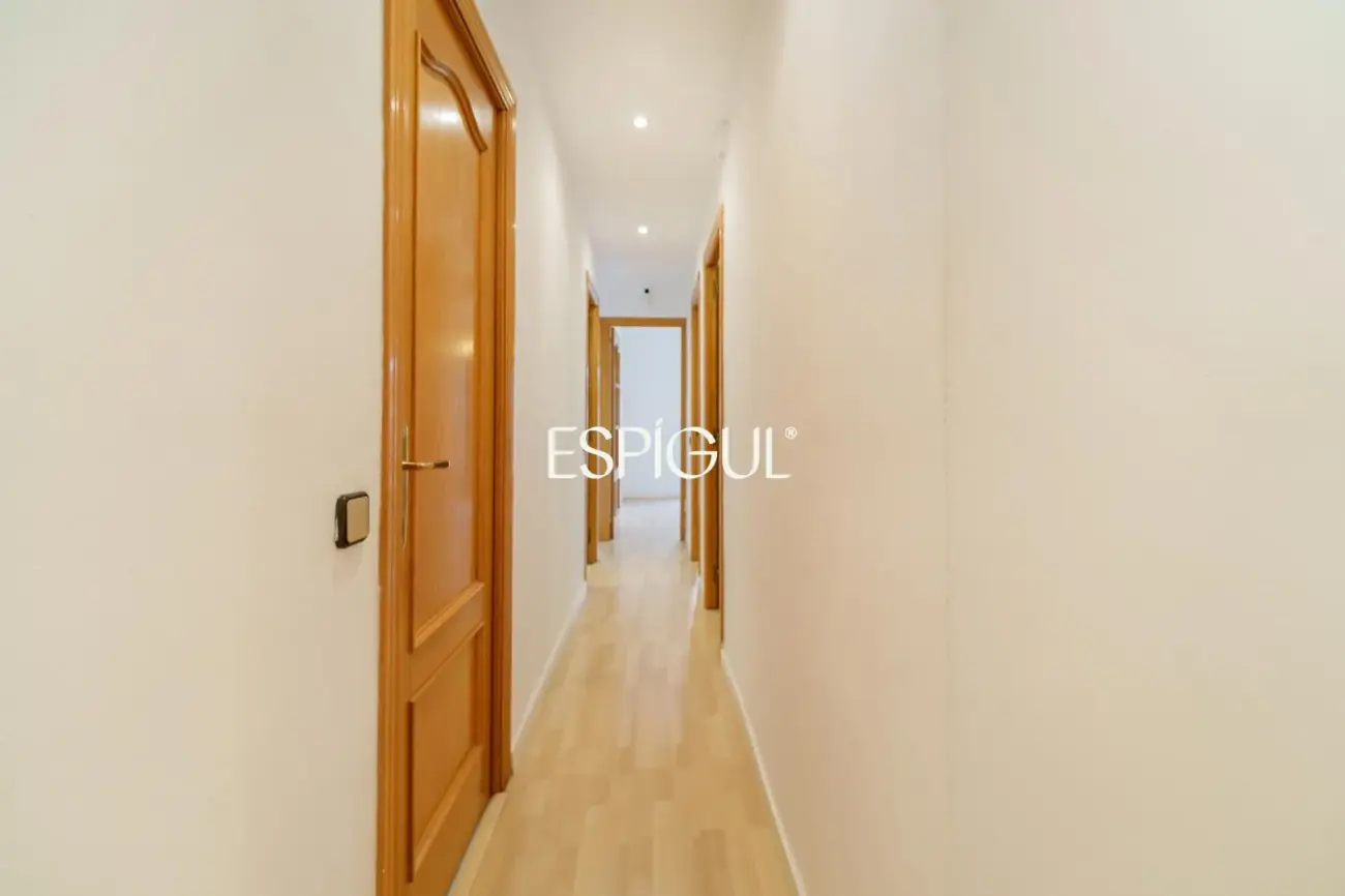 Piso luminoso en venta en Sants