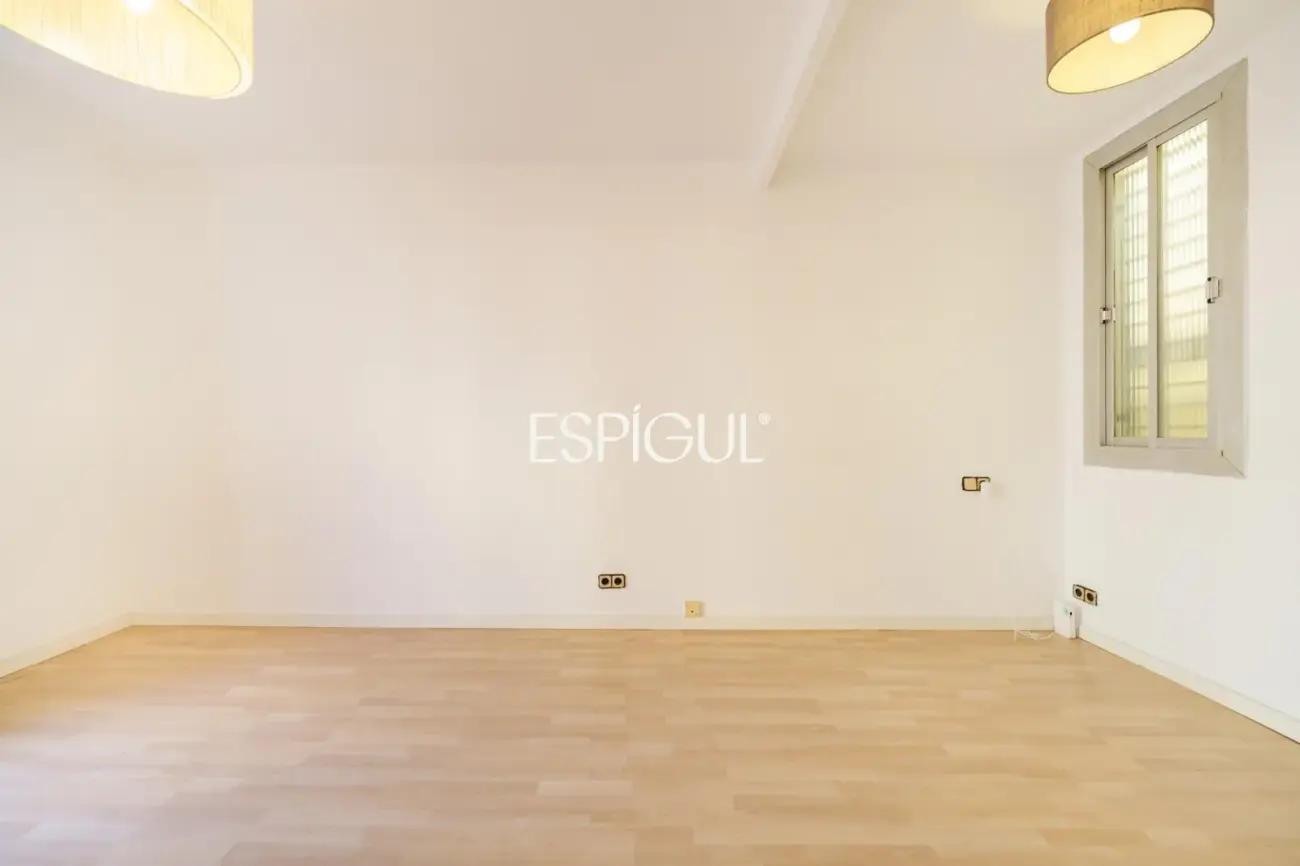 Piso luminoso en venta en Sants