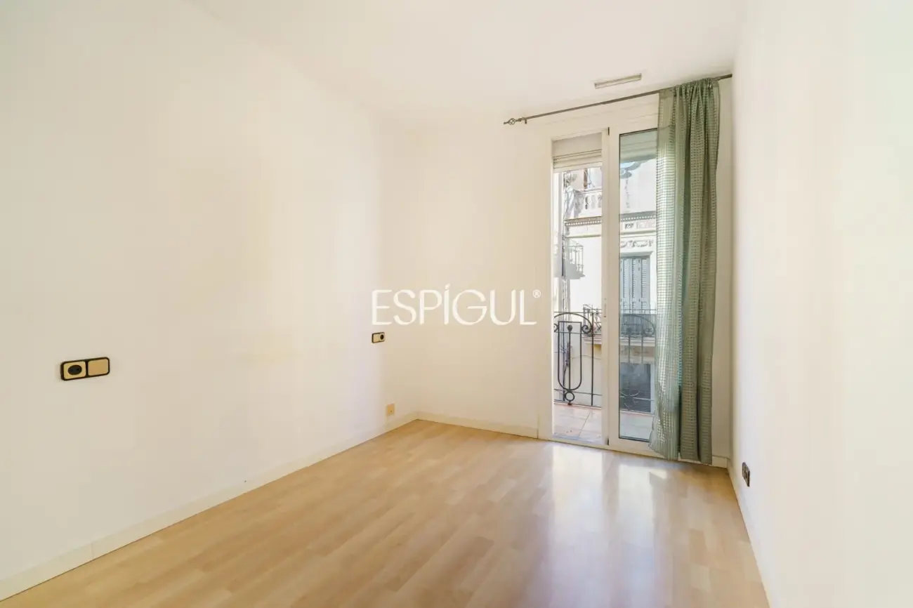 Piso luminoso en venta en Sants