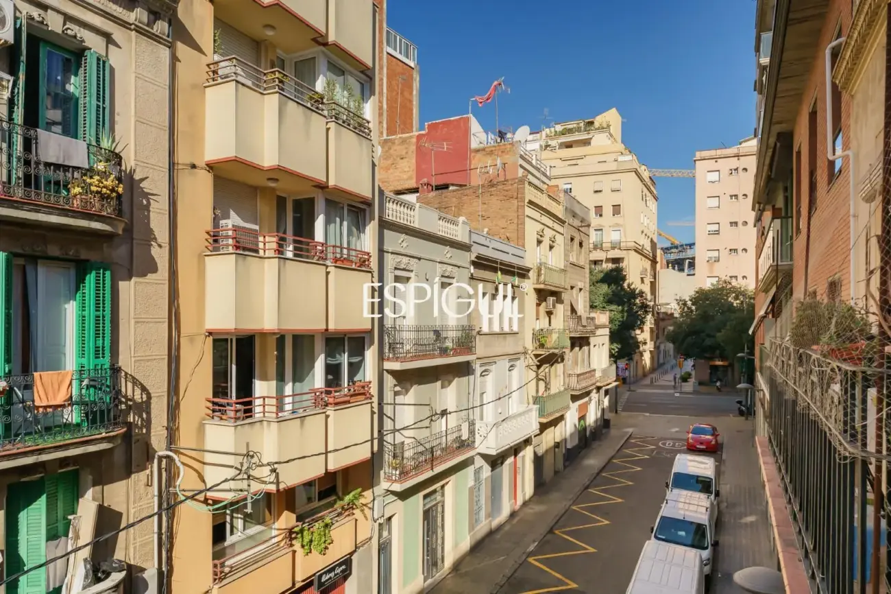 Piso luminoso en venta en Sants