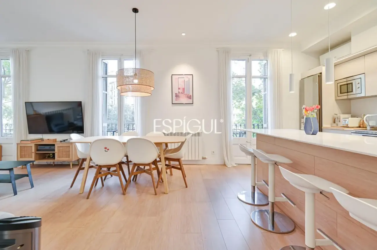 Piso reformado de 4 habitaciones con balcón en L’Antiga Esquerra de l’Eixample