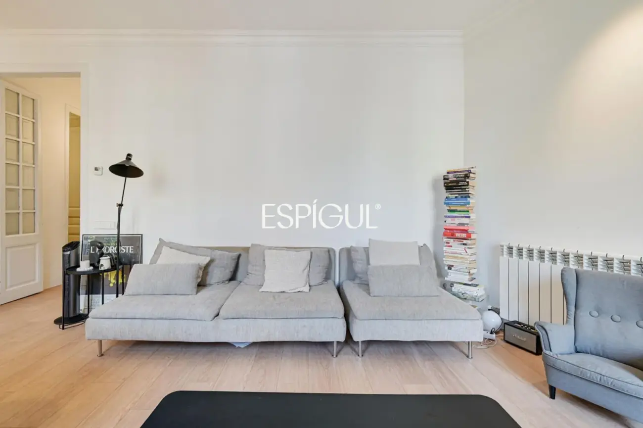 Piso reformado de 4 habitaciones con balcón en L’Antiga Esquerra de l’Eixample