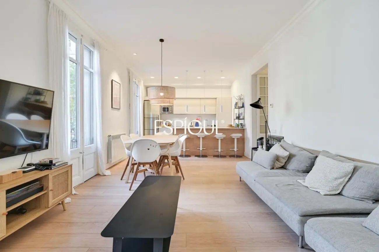 Piso reformado de 4 habitaciones con balcón en L’Antiga Esquerra de l’Eixample