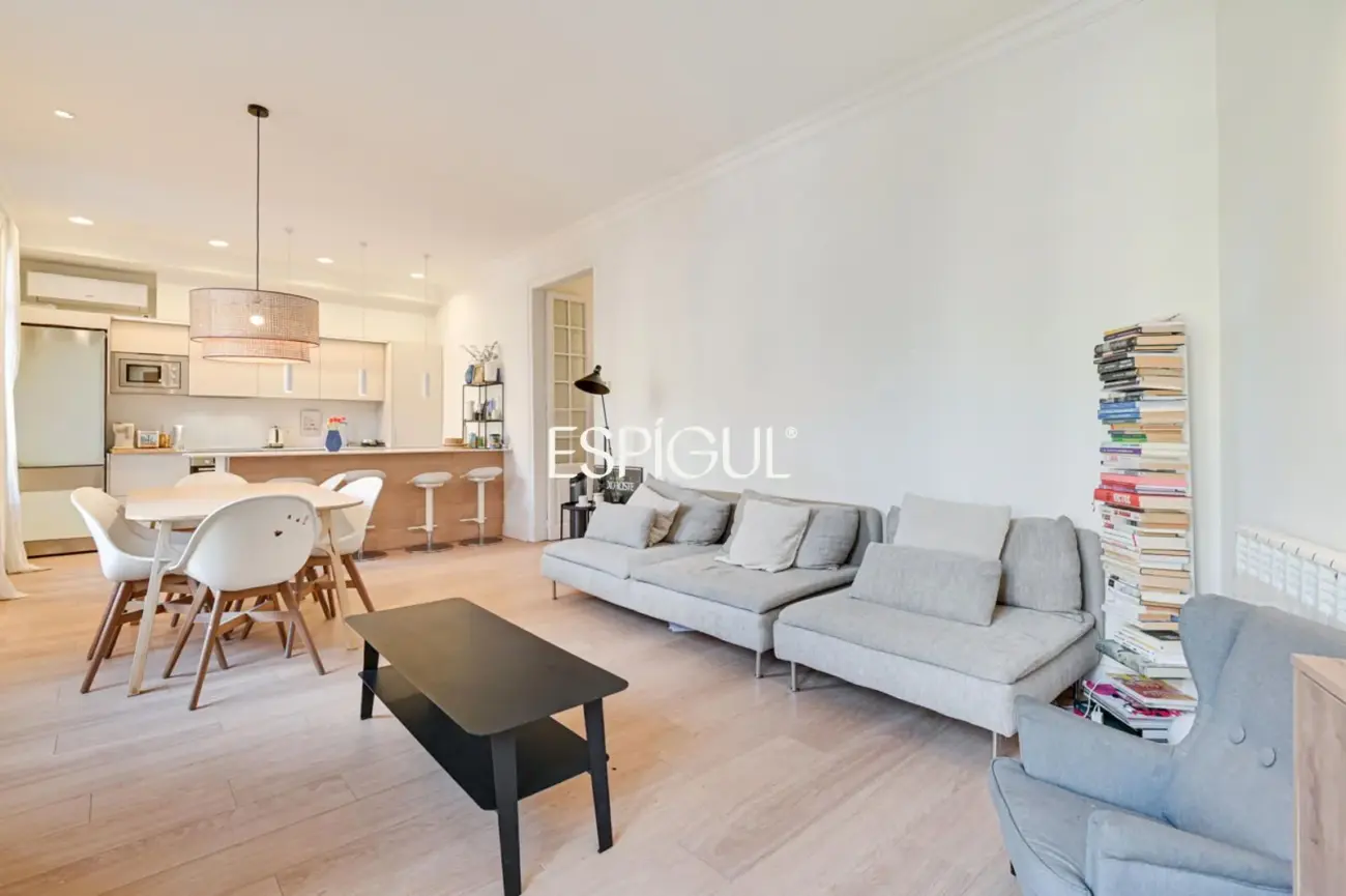 Piso reformado de 4 habitaciones con balcón en L’Antiga Esquerra de l’Eixample