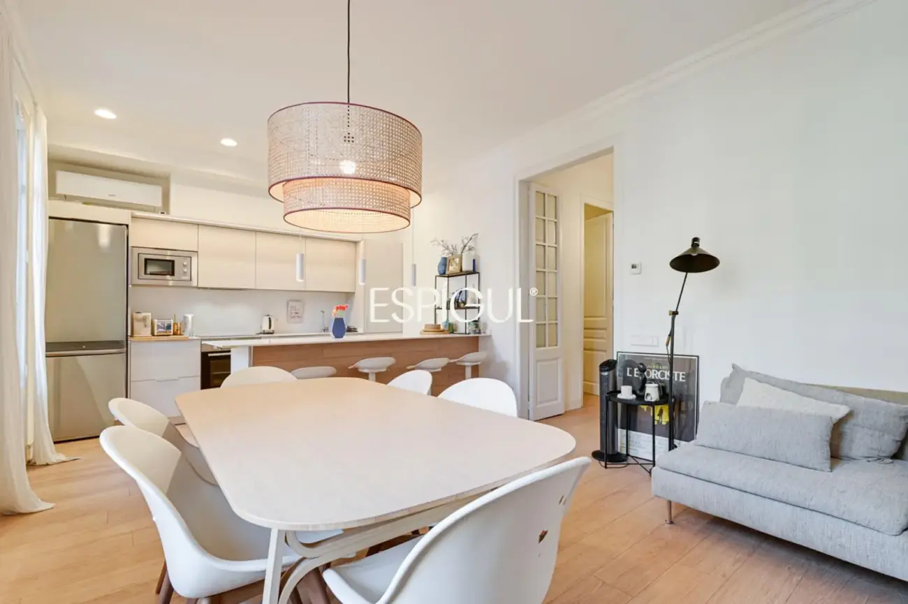 Piso reformado de 4 habitaciones con balcón en L’Antiga Esquerra de l’Eixample