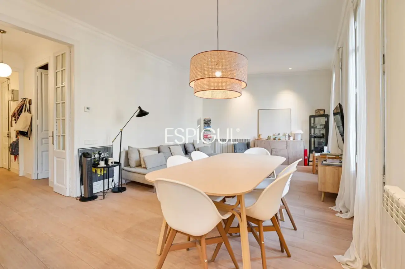 Piso reformado de 4 habitaciones con balcón en L’Antiga Esquerra de l’Eixample