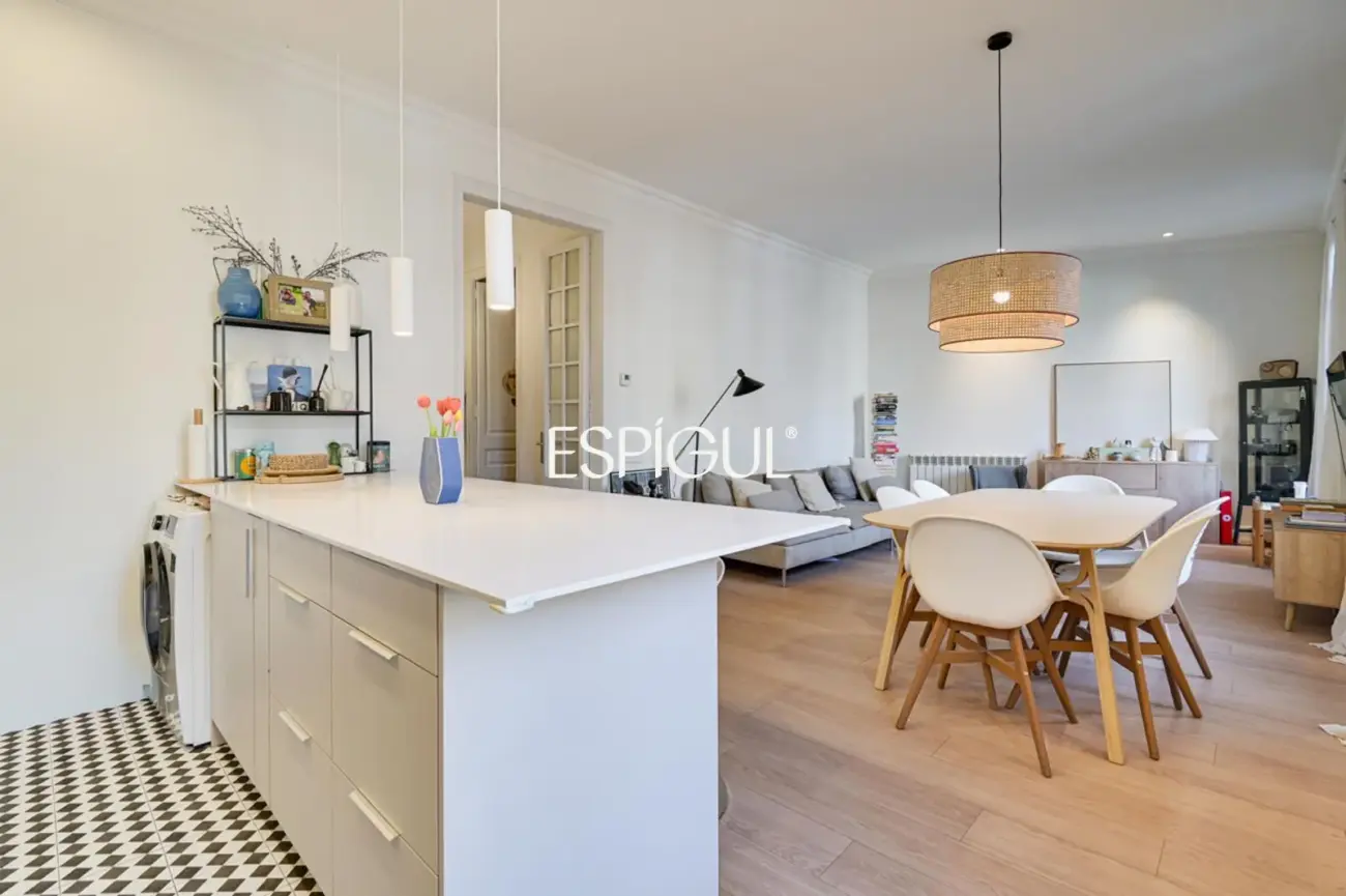Piso reformado de 4 habitaciones con balcón en L’Antiga Esquerra de l’Eixample