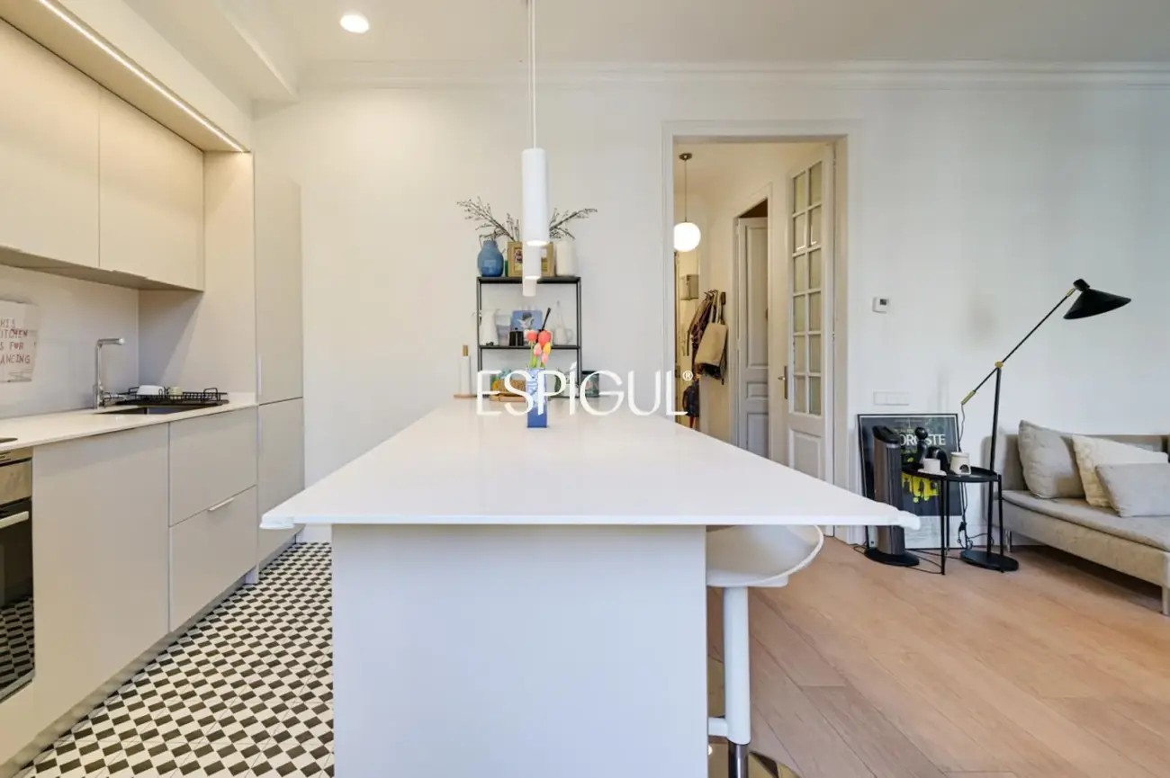 Piso reformado de 4 habitaciones con balcón en L’Antiga Esquerra de l’Eixample