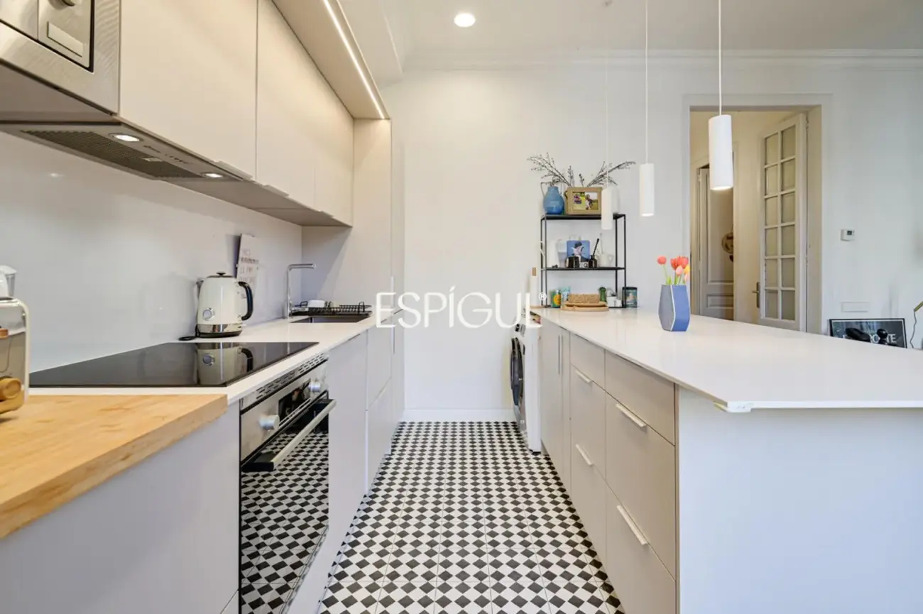 Piso reformado de 4 habitaciones con balcón en L’Antiga Esquerra de l’Eixample