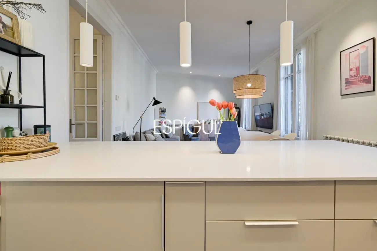Piso reformado de 4 habitaciones con balcón en L’Antiga Esquerra de l’Eixample