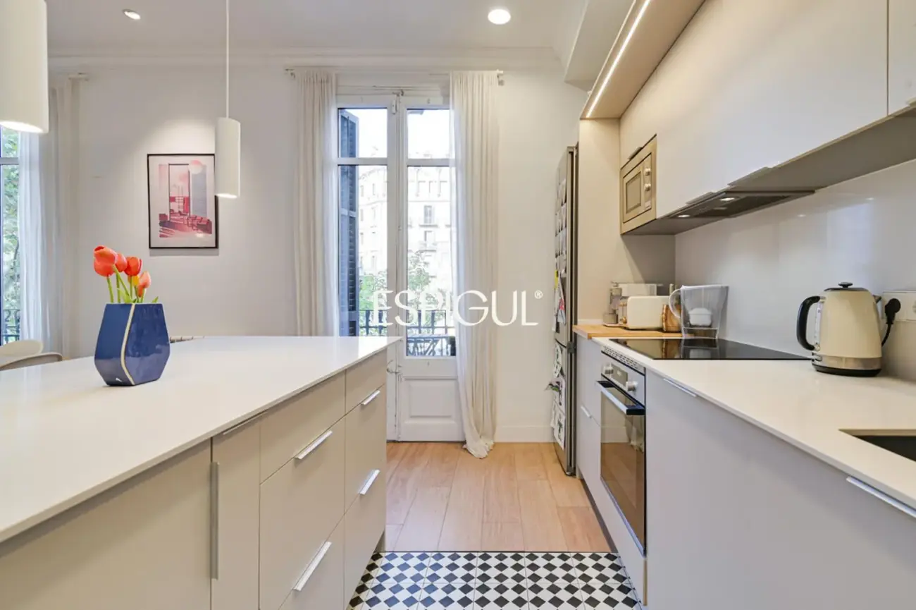 Piso reformado de 4 habitaciones con balcón en L’Antiga Esquerra de l’Eixample