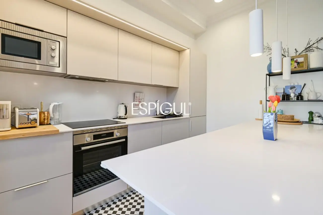 Piso reformado de 4 habitaciones con balcón en L’Antiga Esquerra de l’Eixample