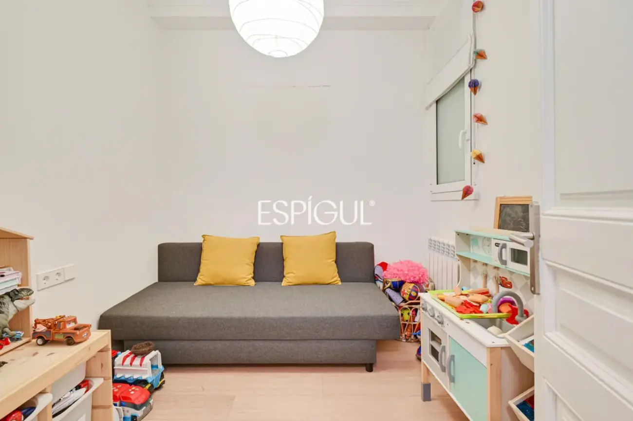 Piso reformado de 4 habitaciones con balcón en L’Antiga Esquerra de l’Eixample