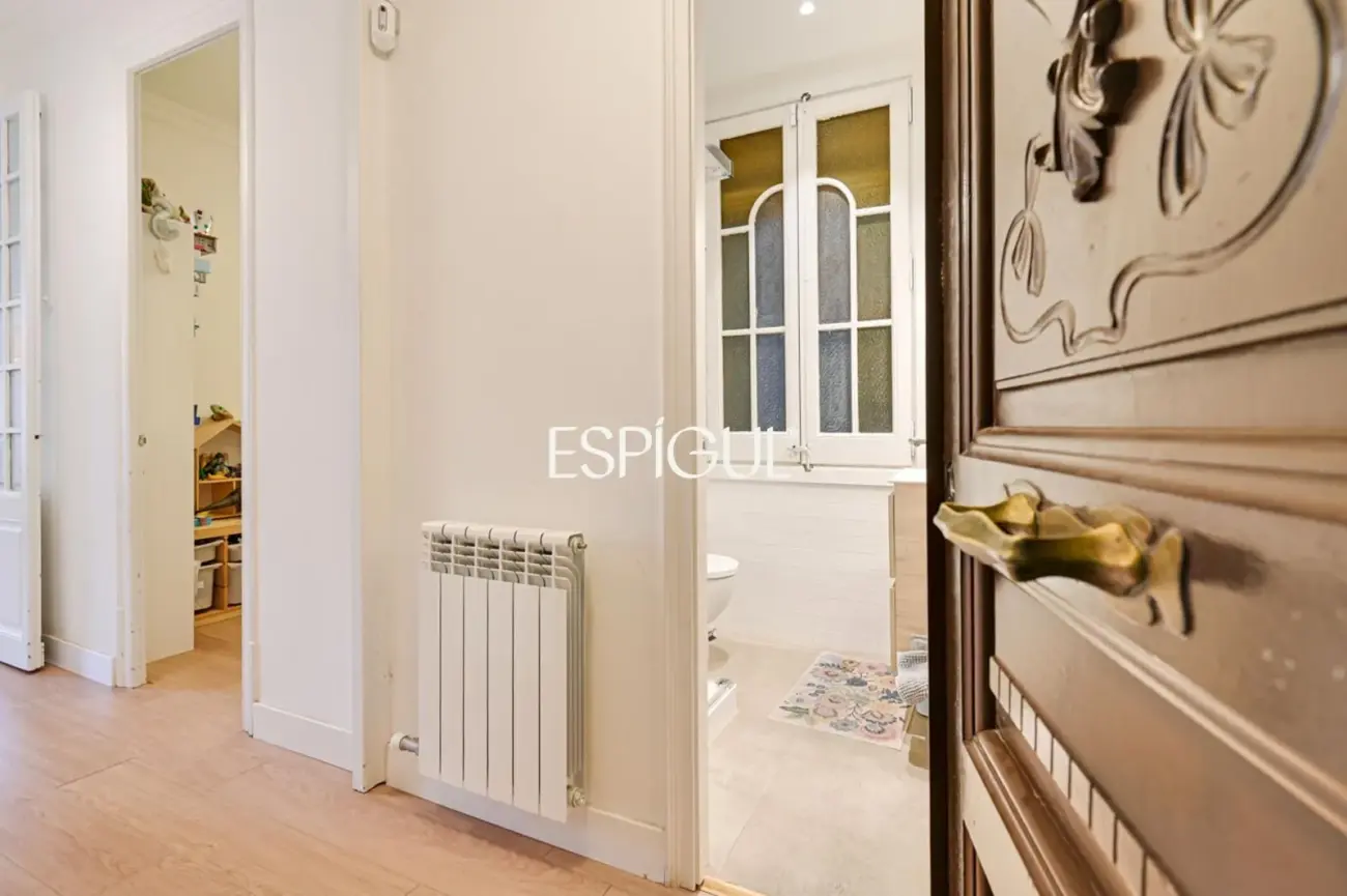 Piso reformado de 4 habitaciones con balcón en L’Antiga Esquerra de l’Eixample
