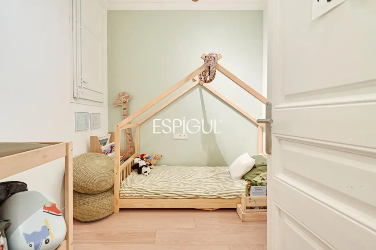 Piso reformado de 4 habitaciones con balcón en L’Antiga Esquerra de l’Eixample