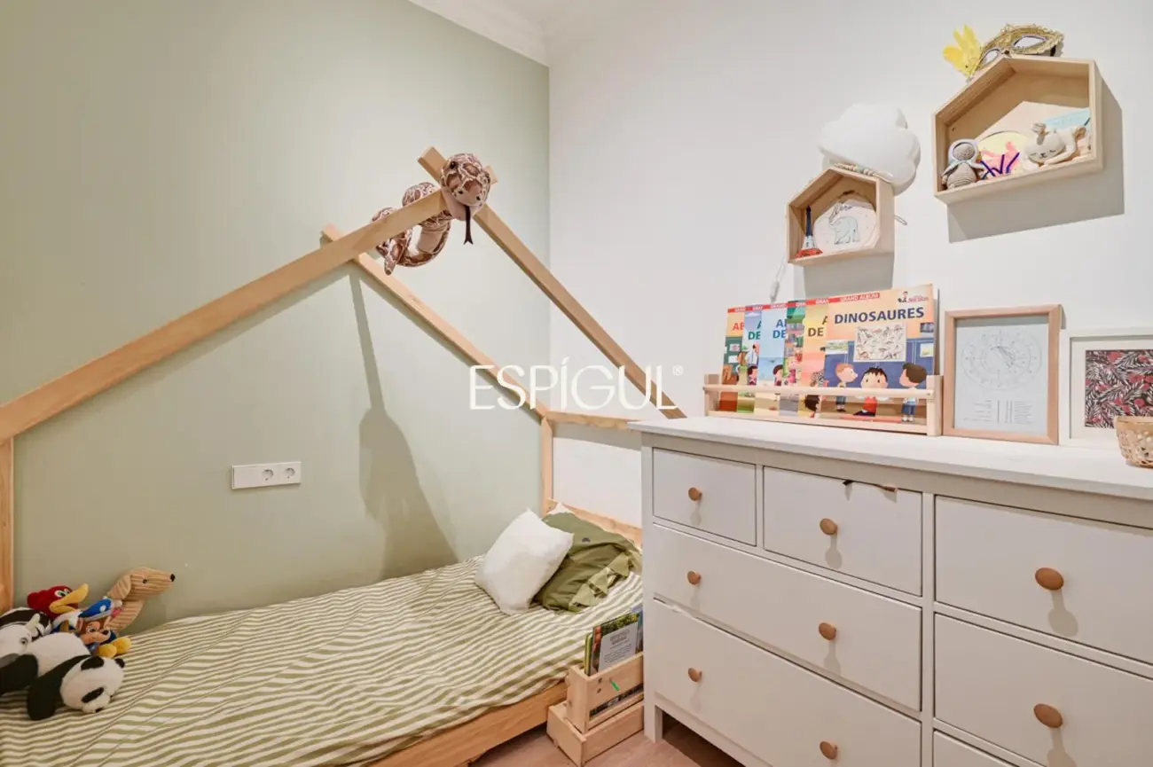 Piso reformado de 4 habitaciones con balcón en L’Antiga Esquerra de l’Eixample
