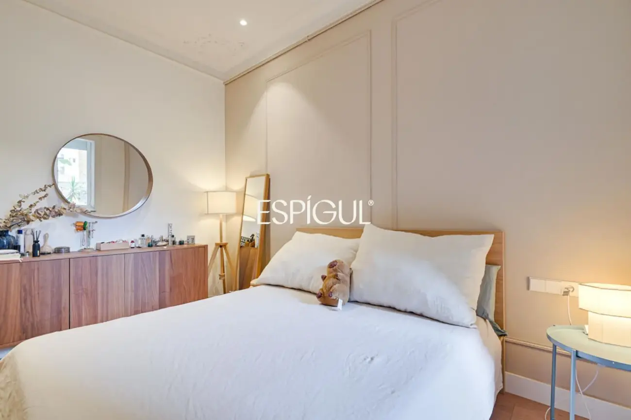 Piso reformado de 4 habitaciones con balcón en L’Antiga Esquerra de l’Eixample