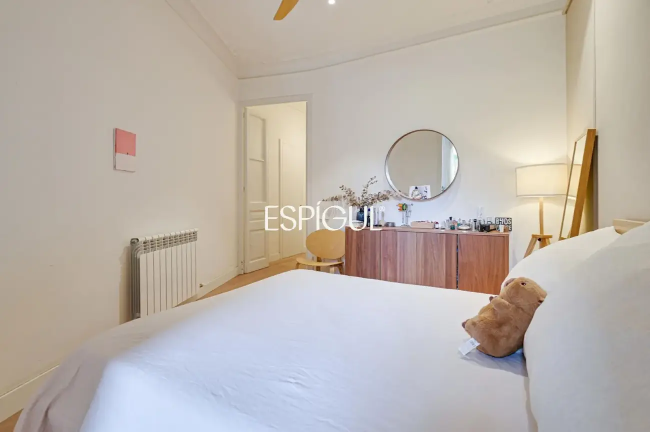 Piso reformado de 4 habitaciones con balcón en L’Antiga Esquerra de l’Eixample