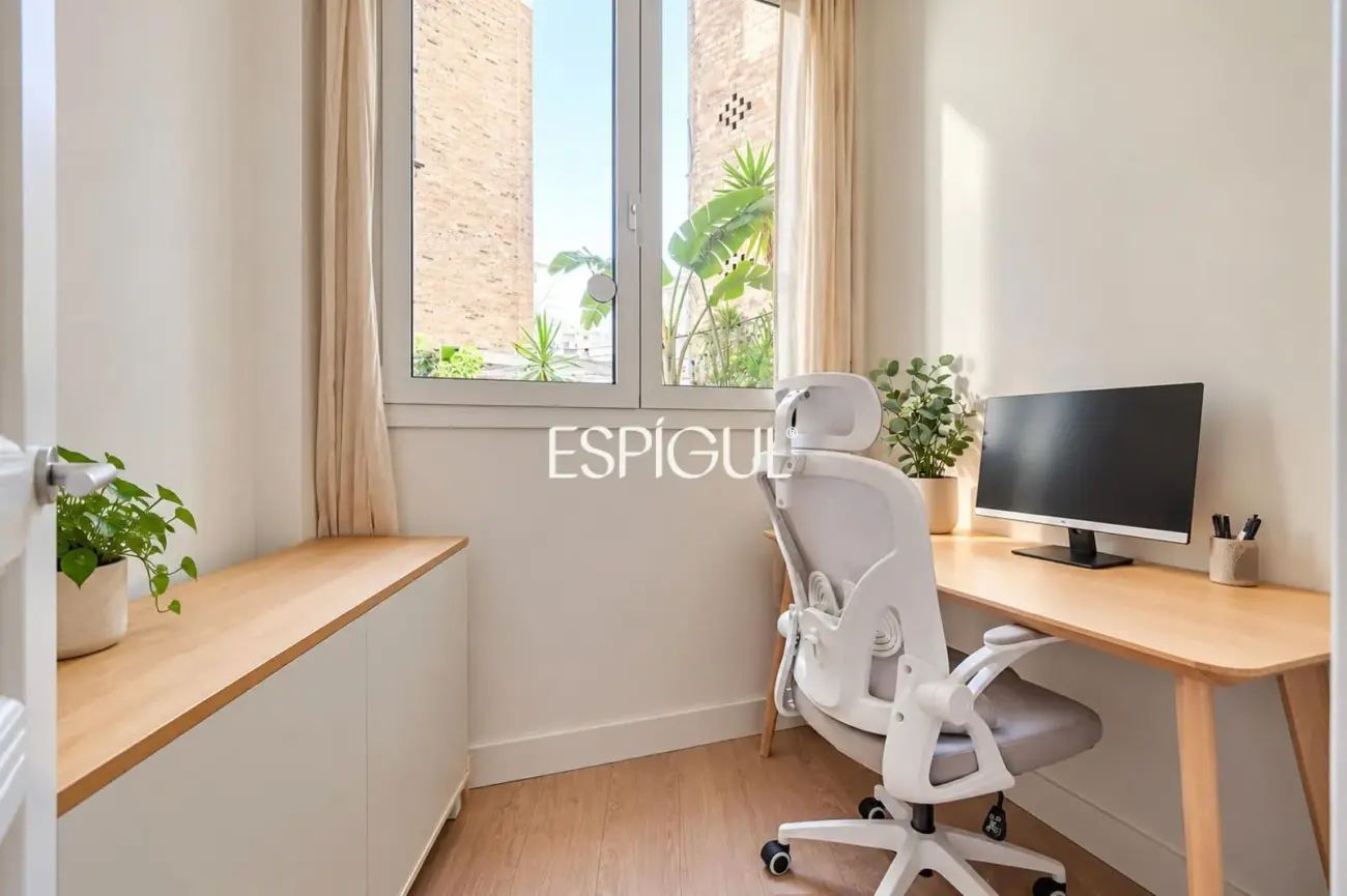 Piso reformado de 4 habitaciones con balcón en L’Antiga Esquerra de l’Eixample