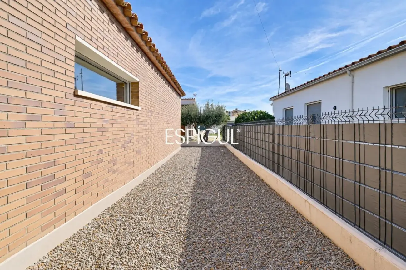 Villa de una sola planta con piscina y jardín privado.