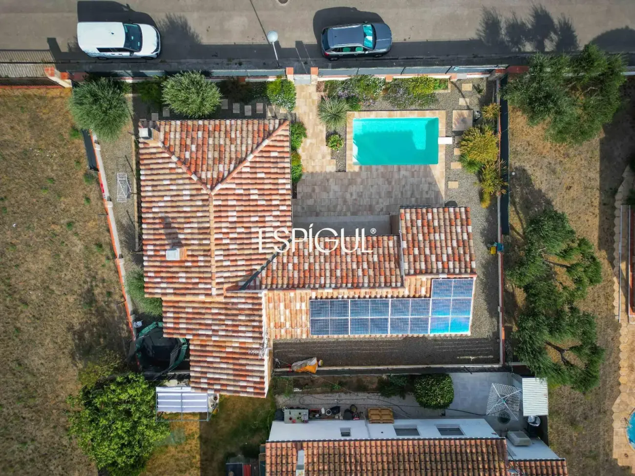 Villa de una sola planta con piscina y jardín privado.