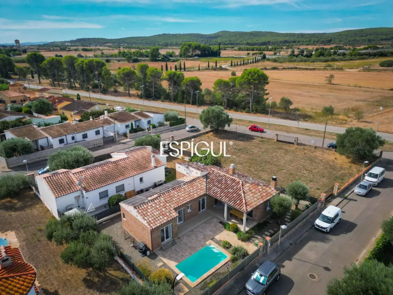 Villa de una sola planta con piscina y jardín privado.