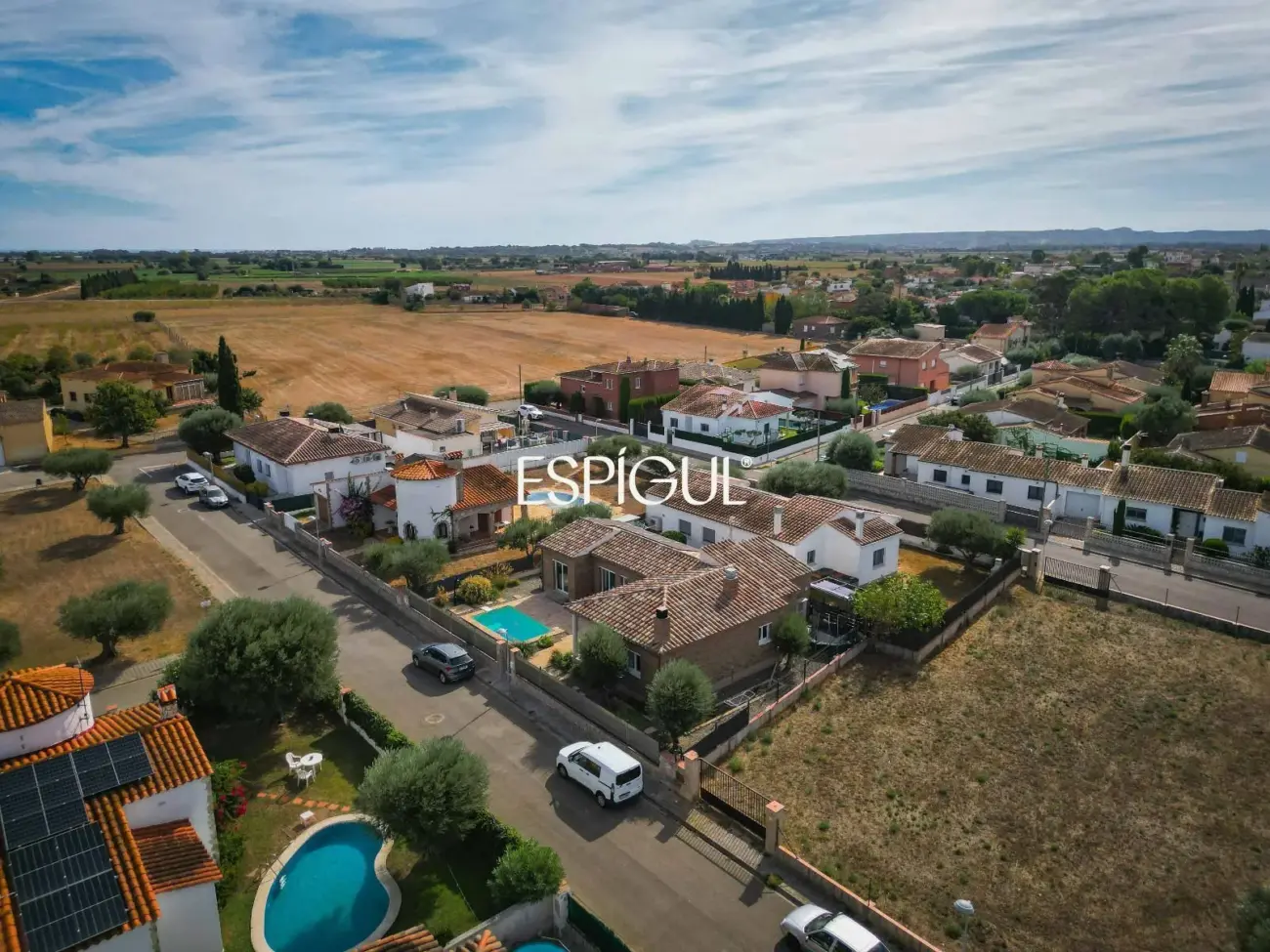 Villa de una sola planta con piscina y jardín privado.