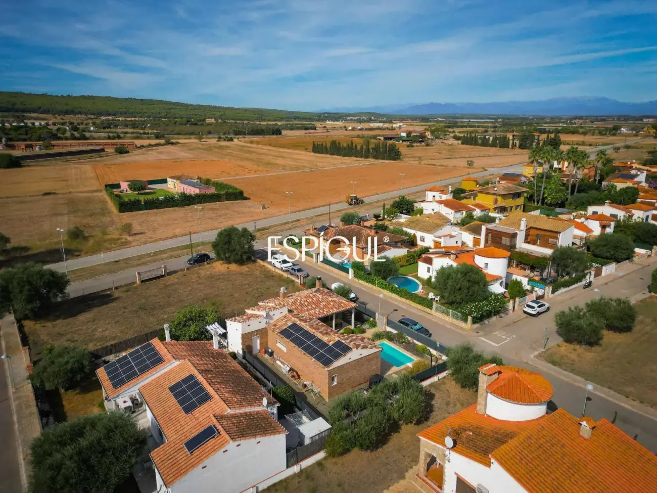 Villa de una sola planta con piscina y jardín privado.
