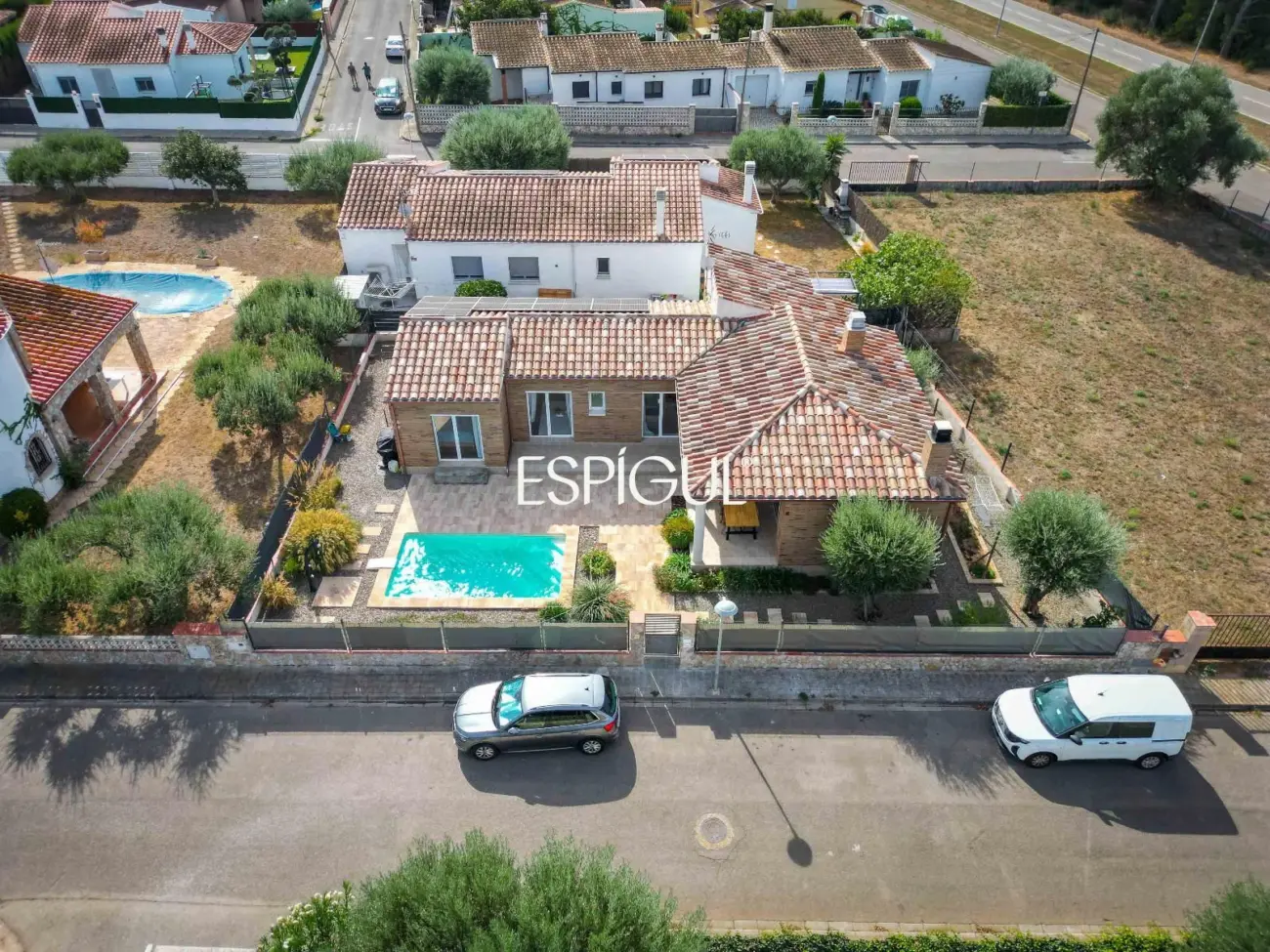 Villa de una sola planta con piscina y jardín privado.