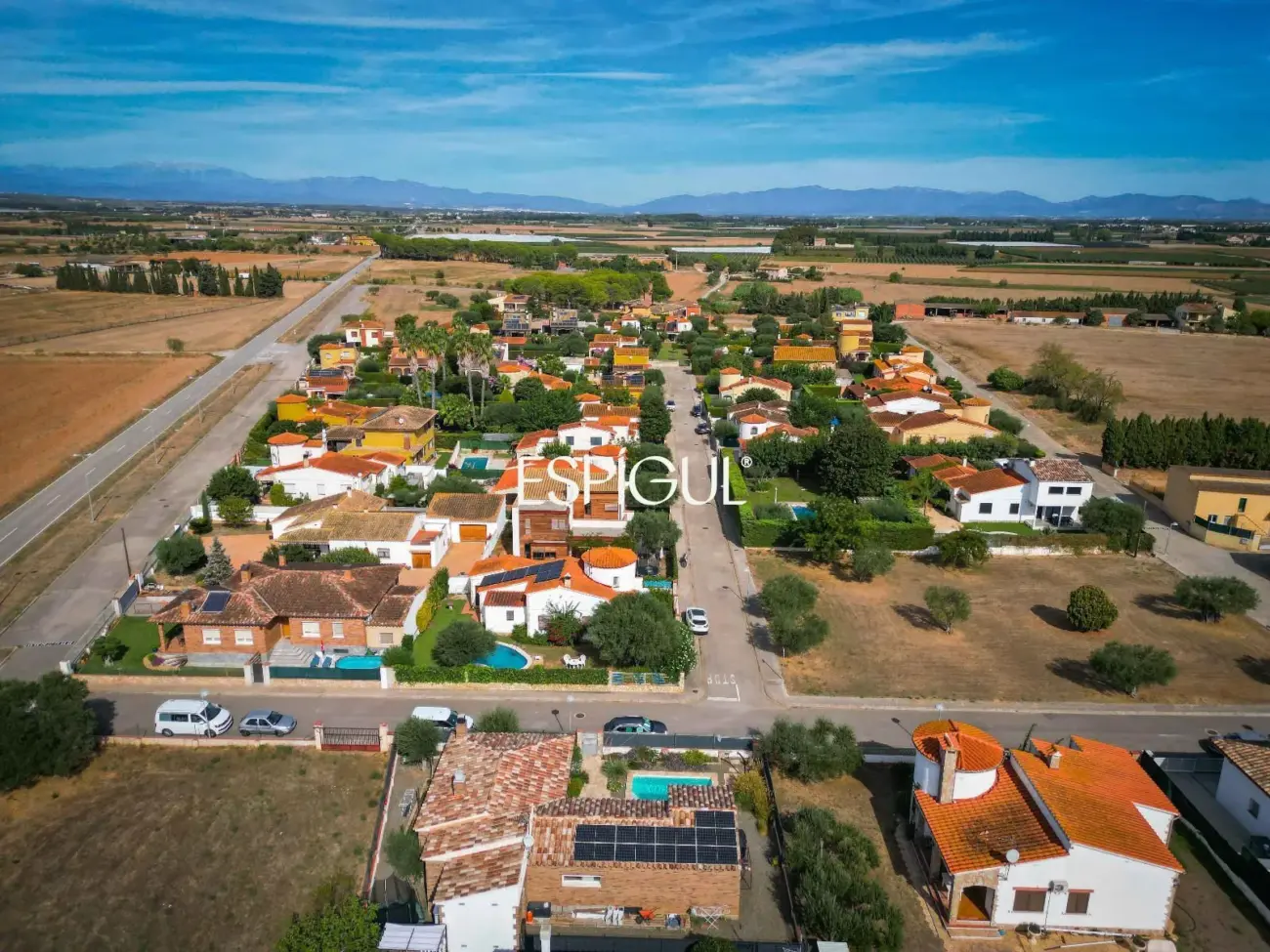 Villa de una sola planta con piscina y jardín privado.