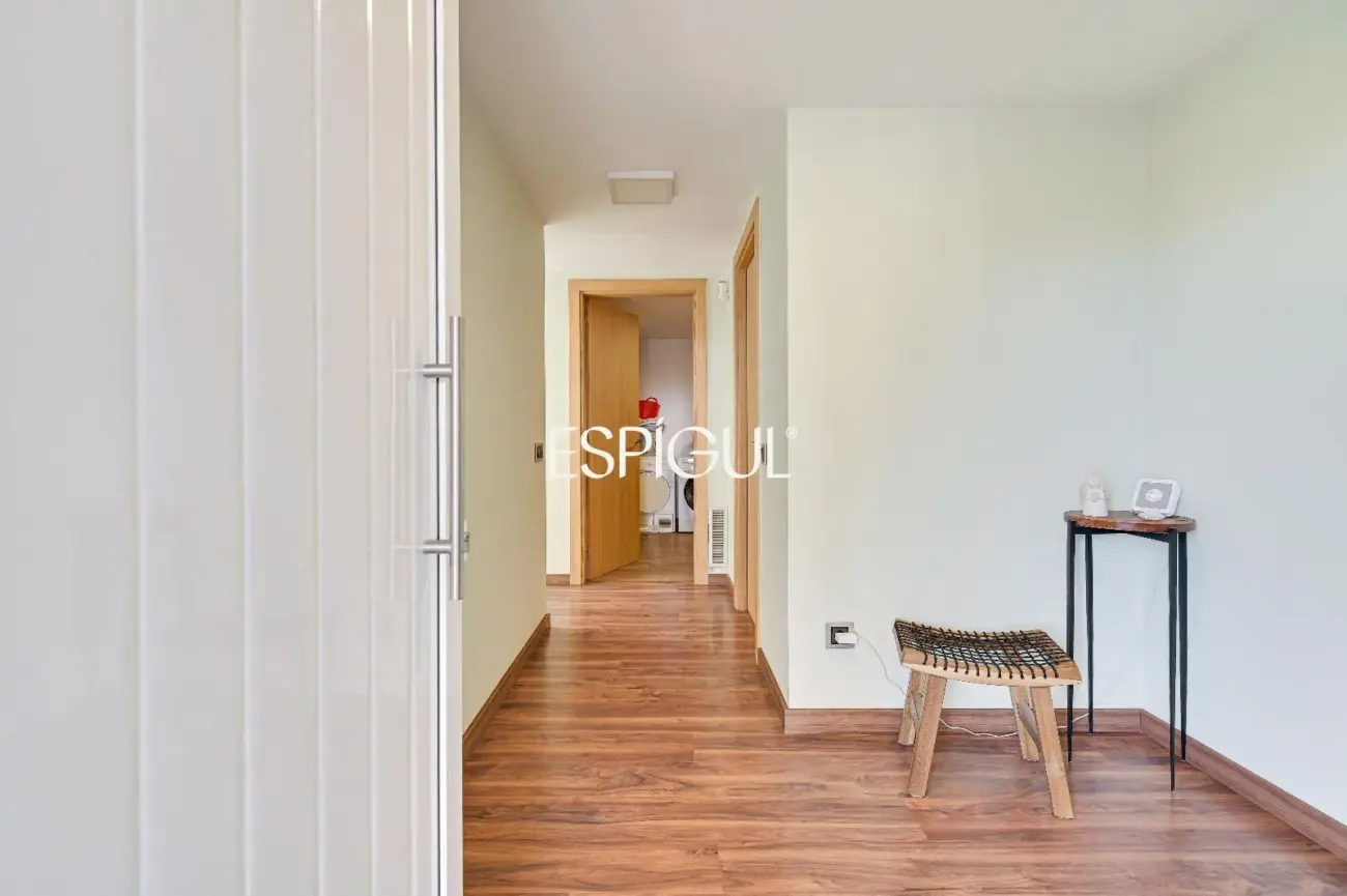 Villa de una sola planta con piscina y jardín privado.