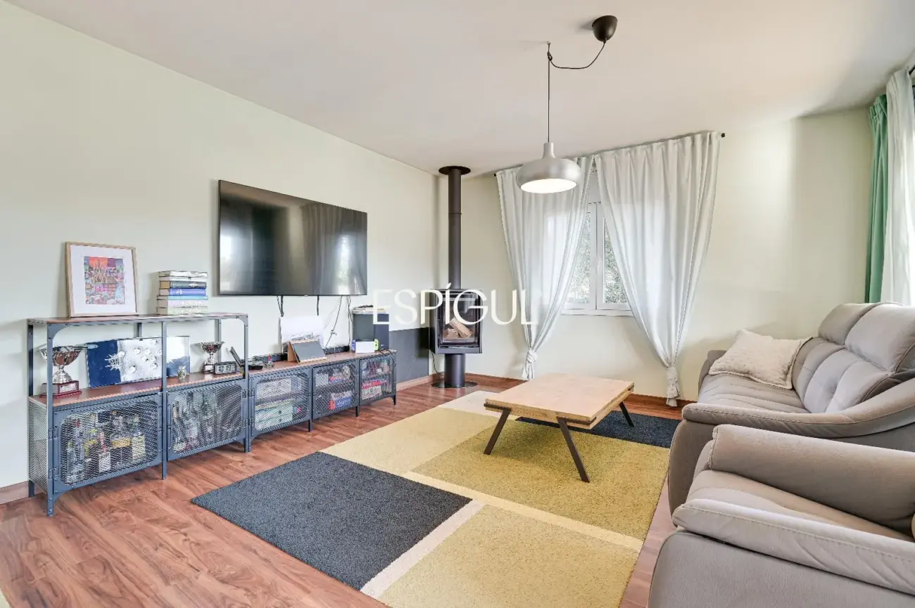 Villa de una sola planta con piscina y jardín privado.
