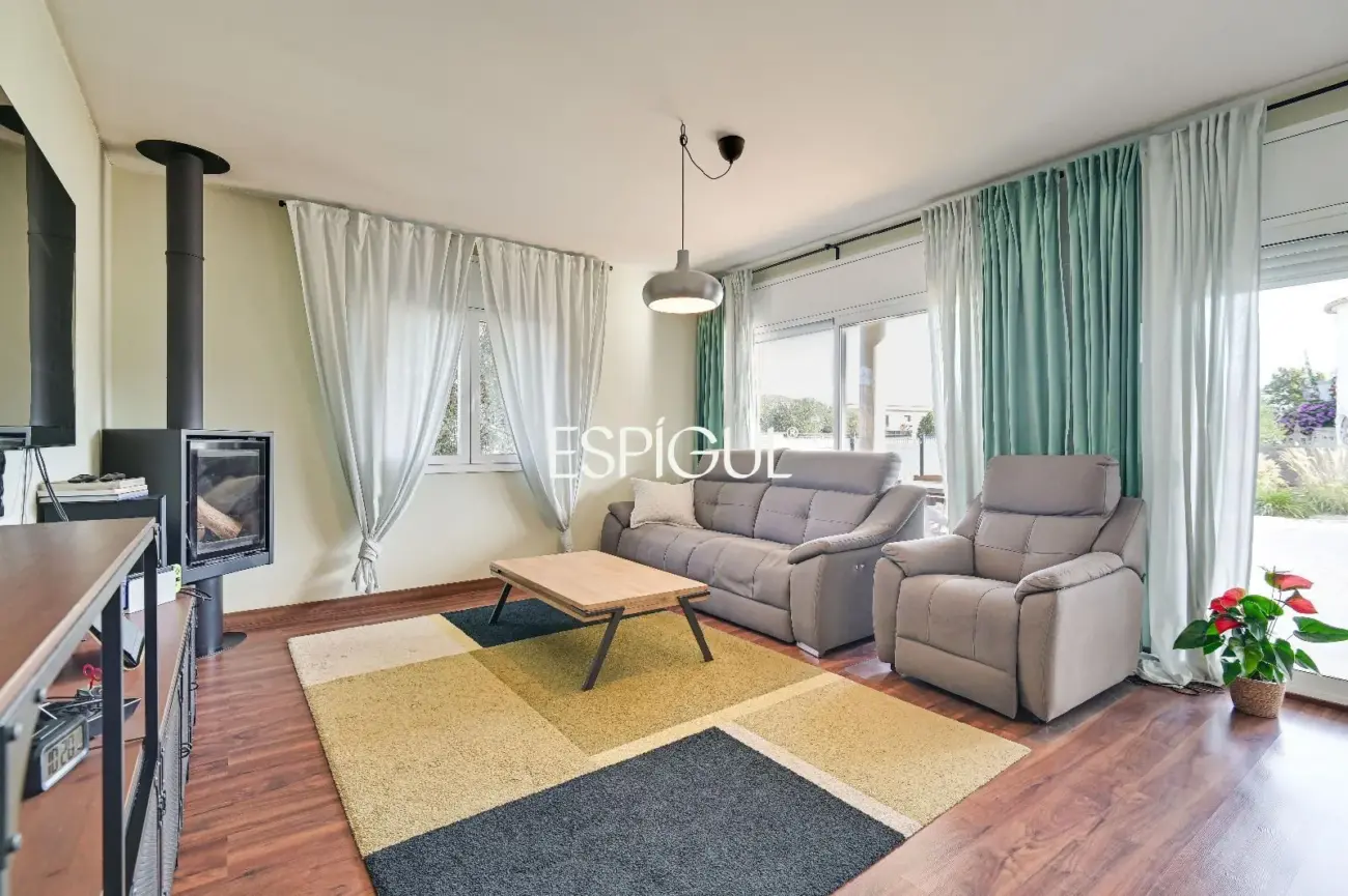 Villa de una sola planta con piscina y jardín privado.