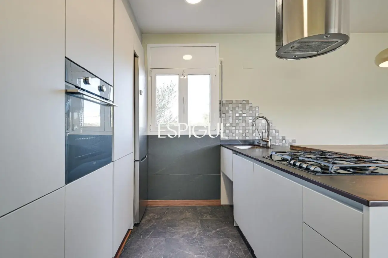 Villa de una sola planta con piscina y jardín privado.