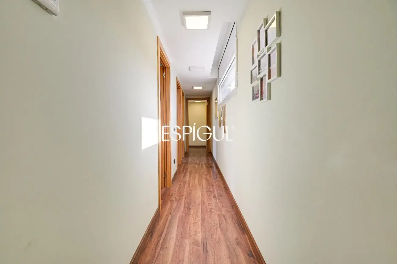 Villa de una sola planta con piscina y jardín privado.
