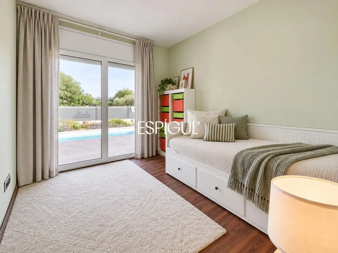 Villa de una sola planta con piscina y jardín privado.