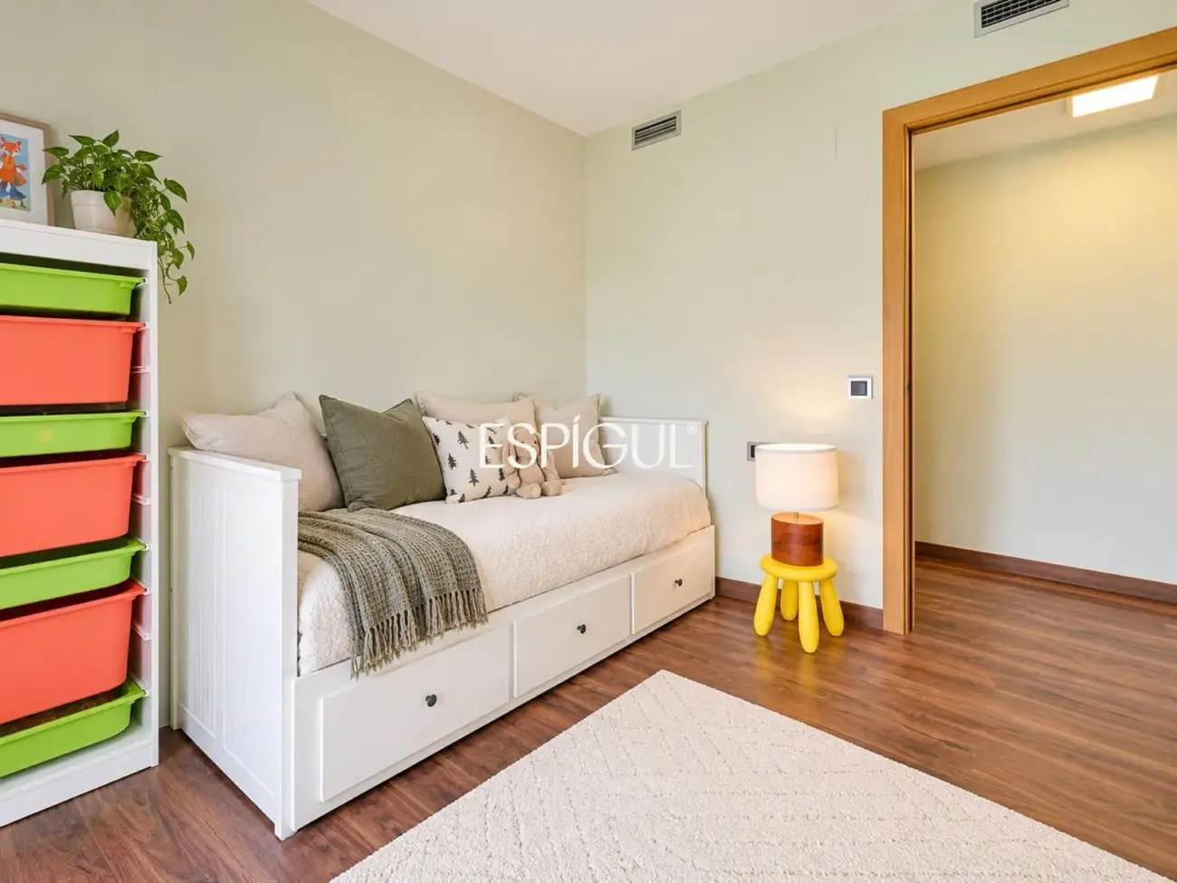 Villa de una sola planta con piscina y jardín privado.