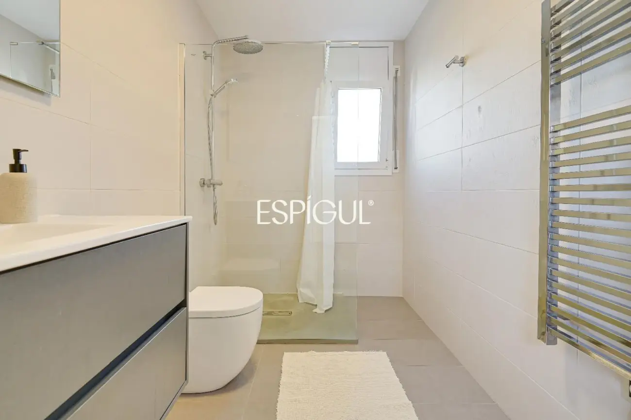 Villa de una sola planta con piscina y jardín privado.