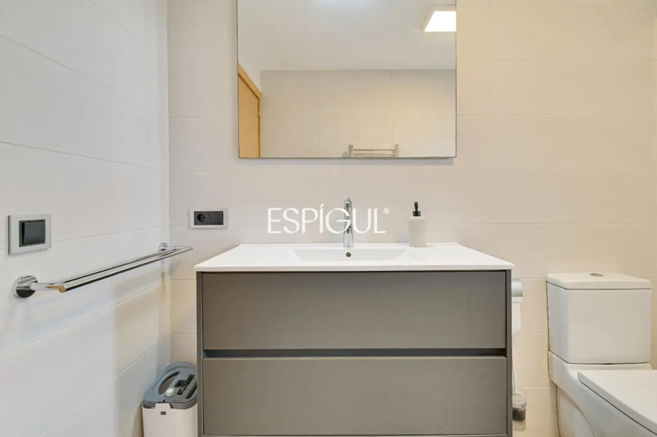 Villa de una sola planta con piscina y jardín privado.