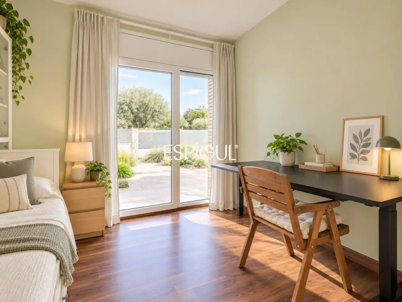 Villa de una sola planta con piscina y jardín privado.